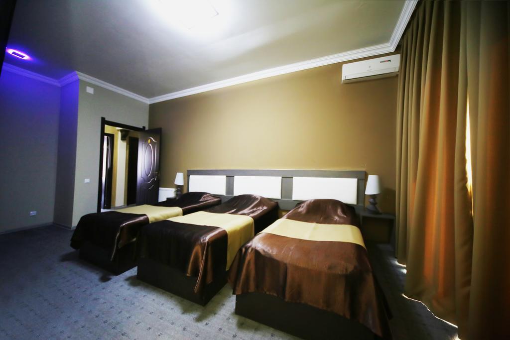 Discovery Hotel Kutaisi Habitación foto